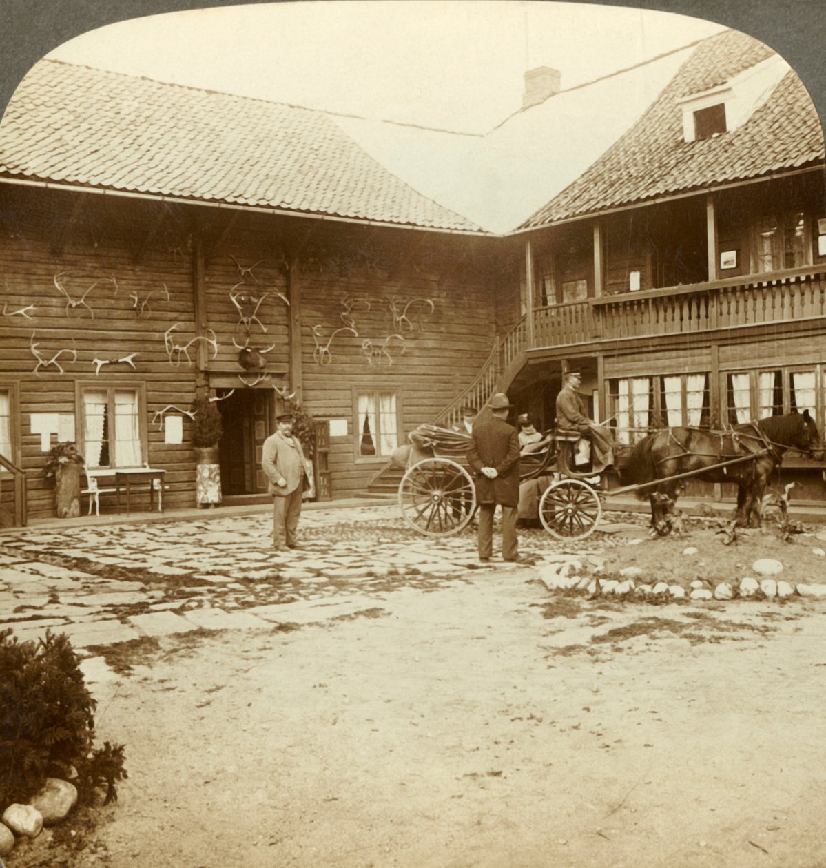 Hotel Victoria, adornato con corna di renna, a Kongsberg, nella Norvegia selvaggia, c. 1905 da Unbekannt