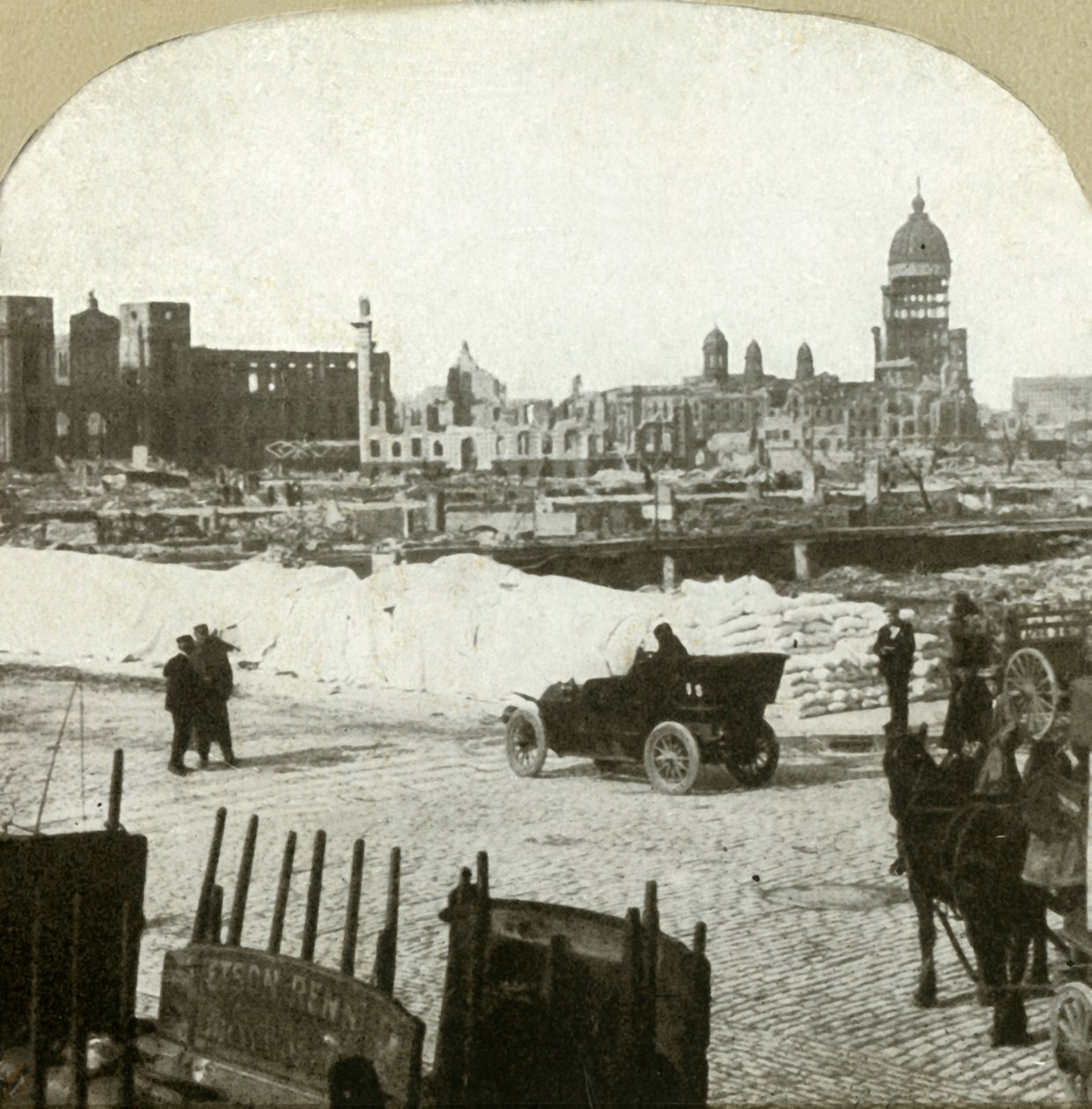 Vista dalla stazione di distribuzione della scuola Moulder, mostrando tonnellate di farina sul marciapiede, 1906 da Unbekannt