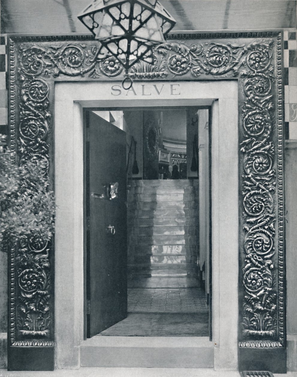 Vista nello studio di Sir L. Alma-Tadema attraverso la porta d