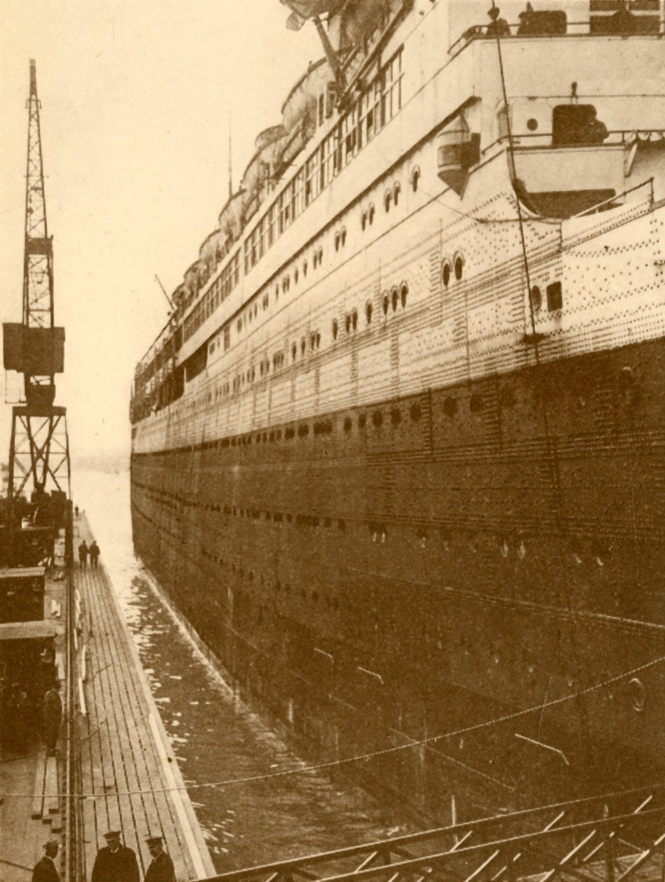 Vista del lato di dritta del Majestic mentre entrava nel bacino di carenaggio galleggiante, c. 1930 da Unbekannt