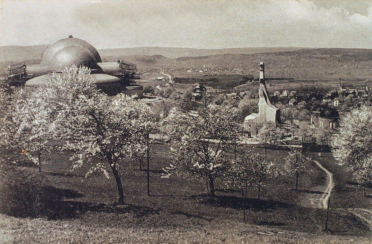 Vista del Goetheanum e della Casa del Riscaldamento, Dornach, Svizzera, 1914-1916 da Unbekannt