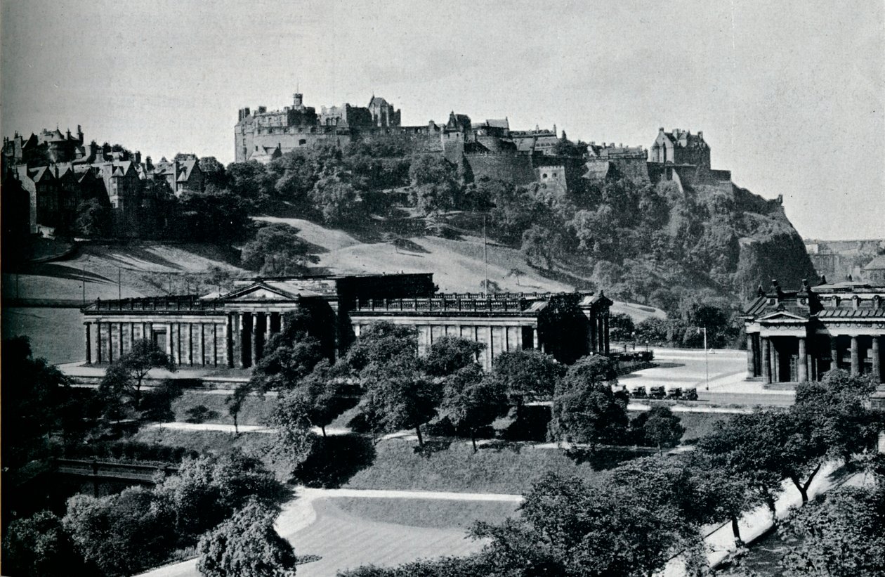 Veduta della National Gallery of Scotland e del Castello di Edimburgo, c1945 da Unbekannt