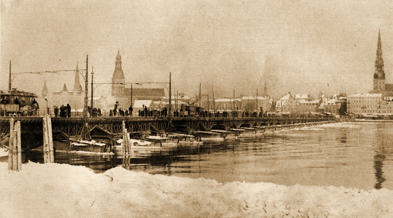 Veduta del ponte galleggiante sul fiume Dvina, Riga, Lettonia, 1915 da Unbekannt