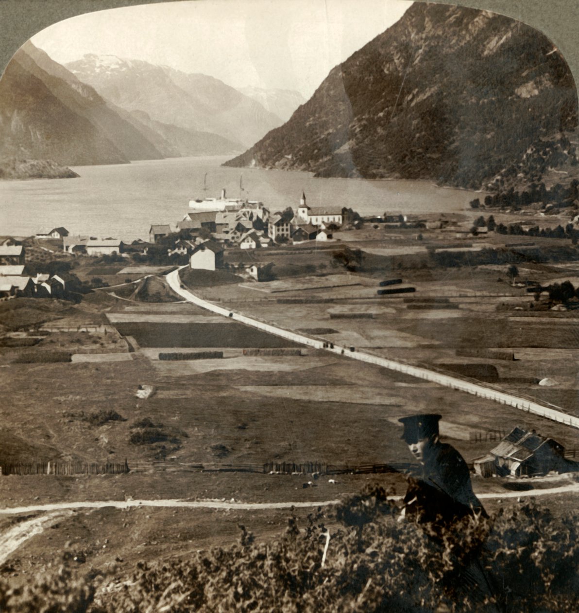Tetti del villaggio e campi soleggiati di Odde, N. lungo il Sorfjord circondato da montagne, Norvegia, 1905 da Unbekannt