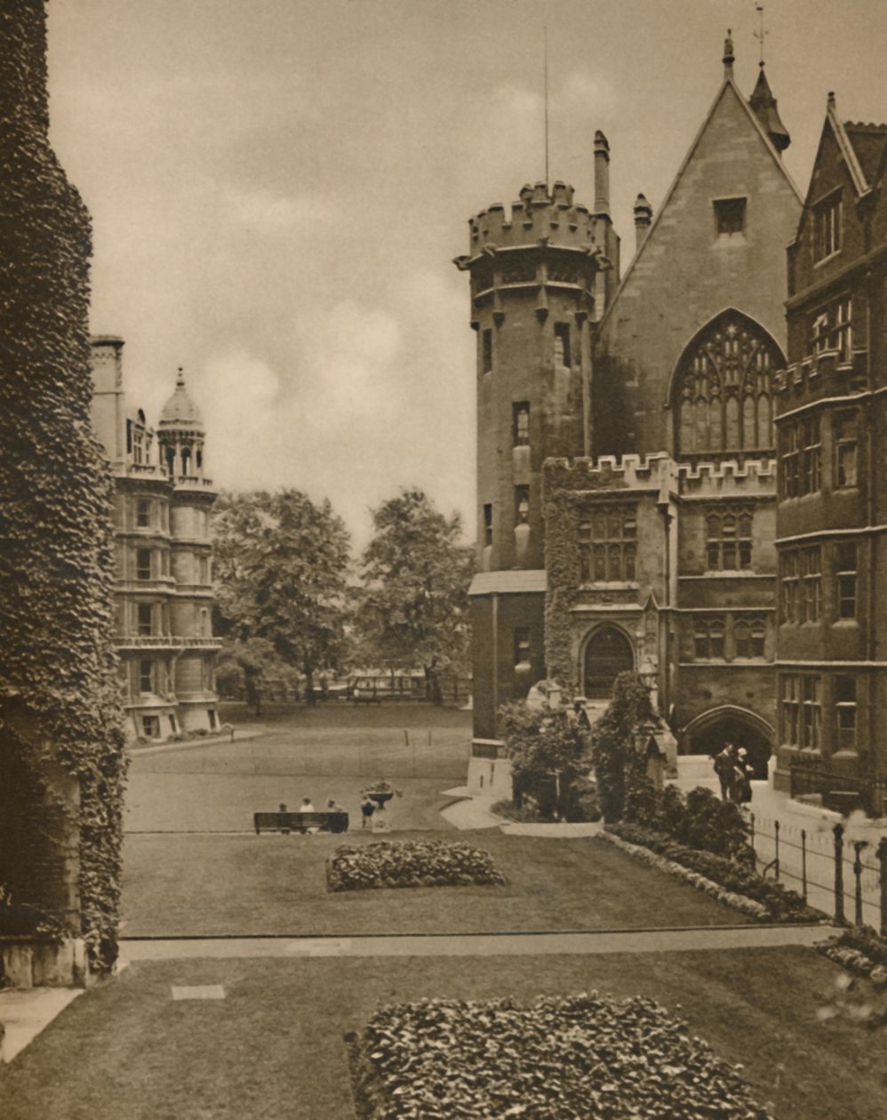 Vista dei giardini del Middle Temple da Fountain Court, c1935 da Unbekannt