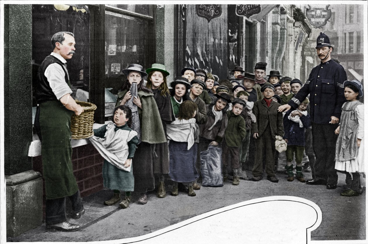 In attesa di pacchi di cibo, Cheapside, c1903 da Unbekannt