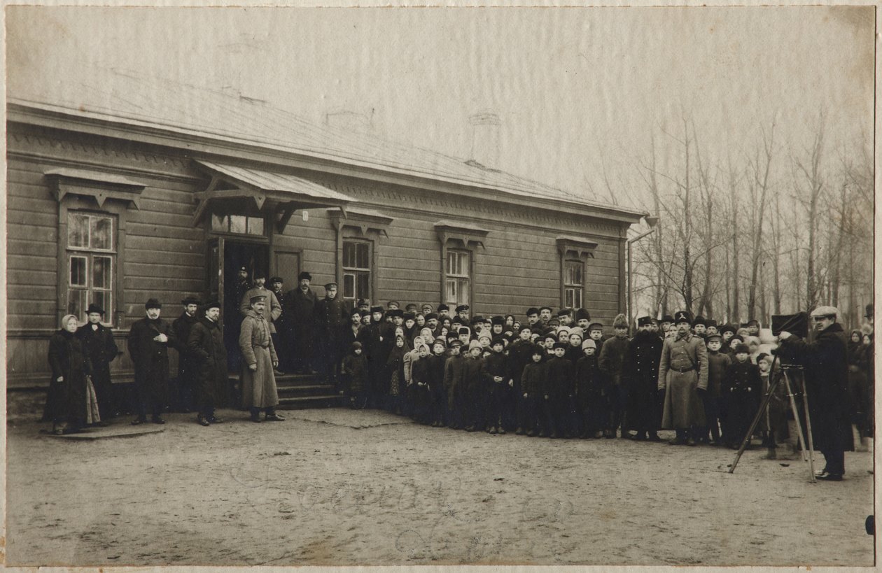In attesa della rimozione del corpo di Lev Tolstoj alla stazione di Astapovo, 20 novembre 1910, 1910 da Unbekannt