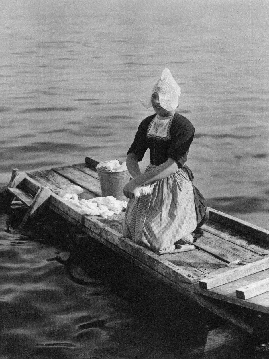 Lavaggio nello Zuider Zee, Volendam, Paesi Bassi, c1934 da Unbekannt
