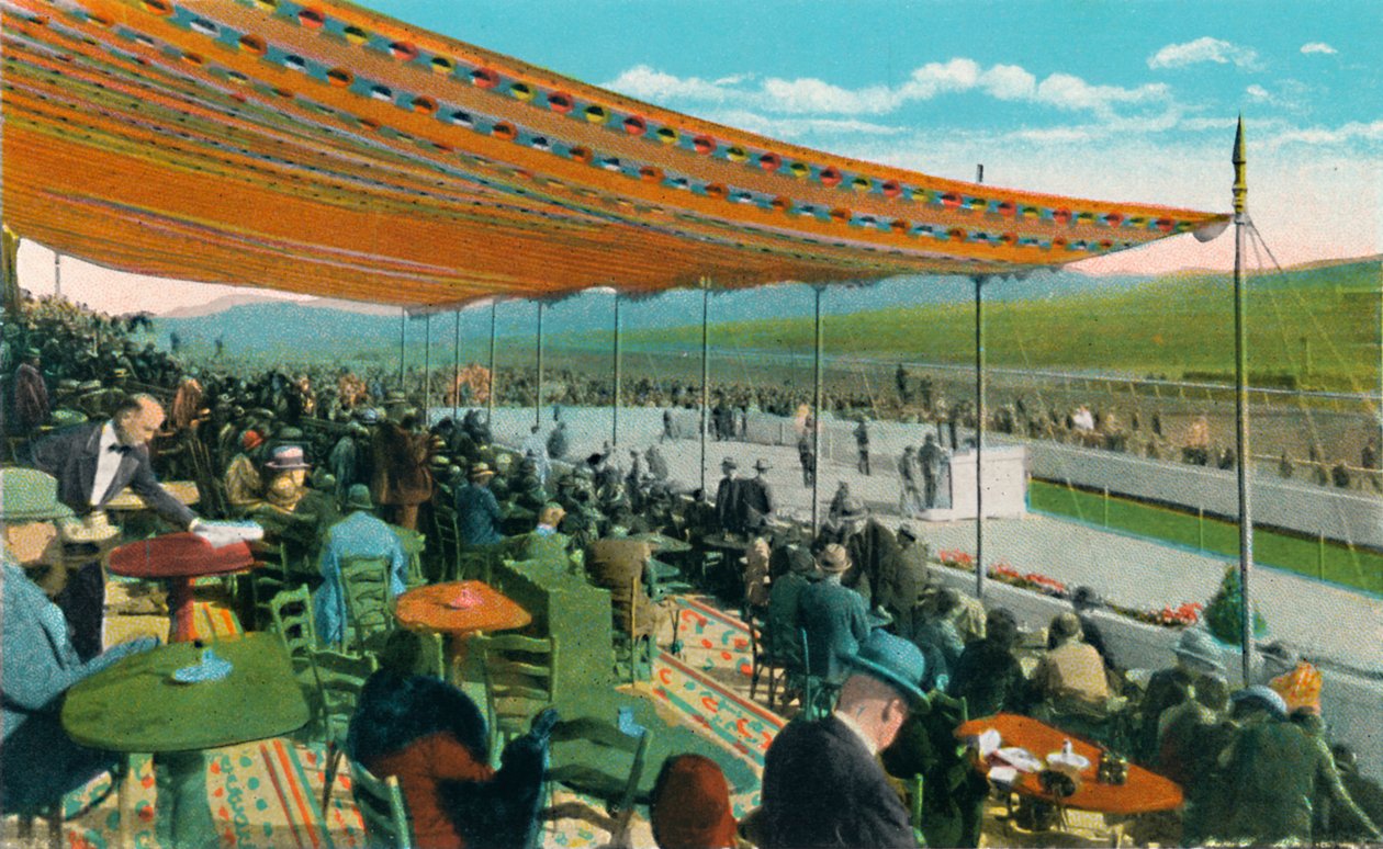 Guardando le corse davanti al Club House, Agua Caliente Jockey Club, c1939 da Unbekannt