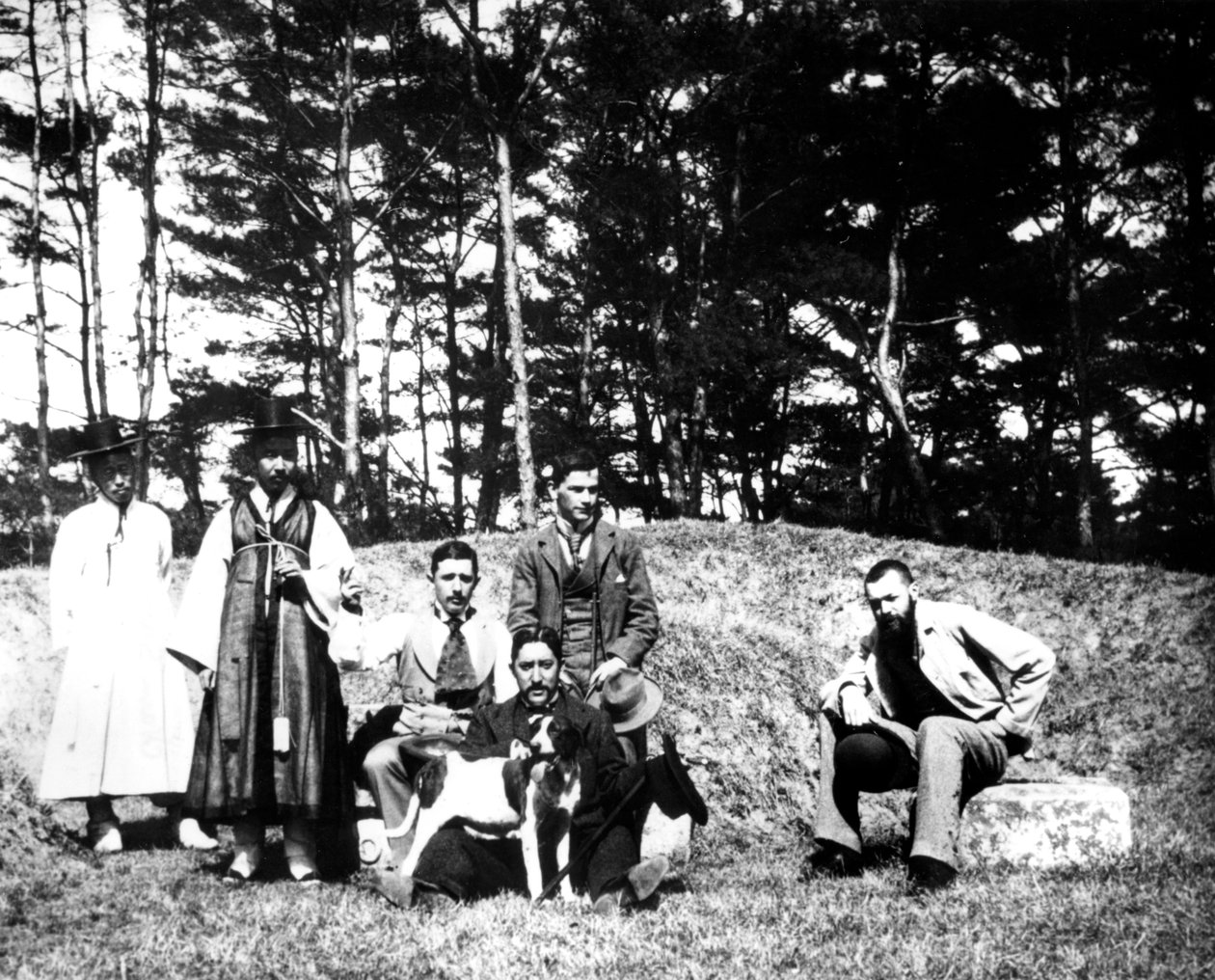 Visitatori occidentali con locali, Nam San, Corea, 1900 da Unbekannt