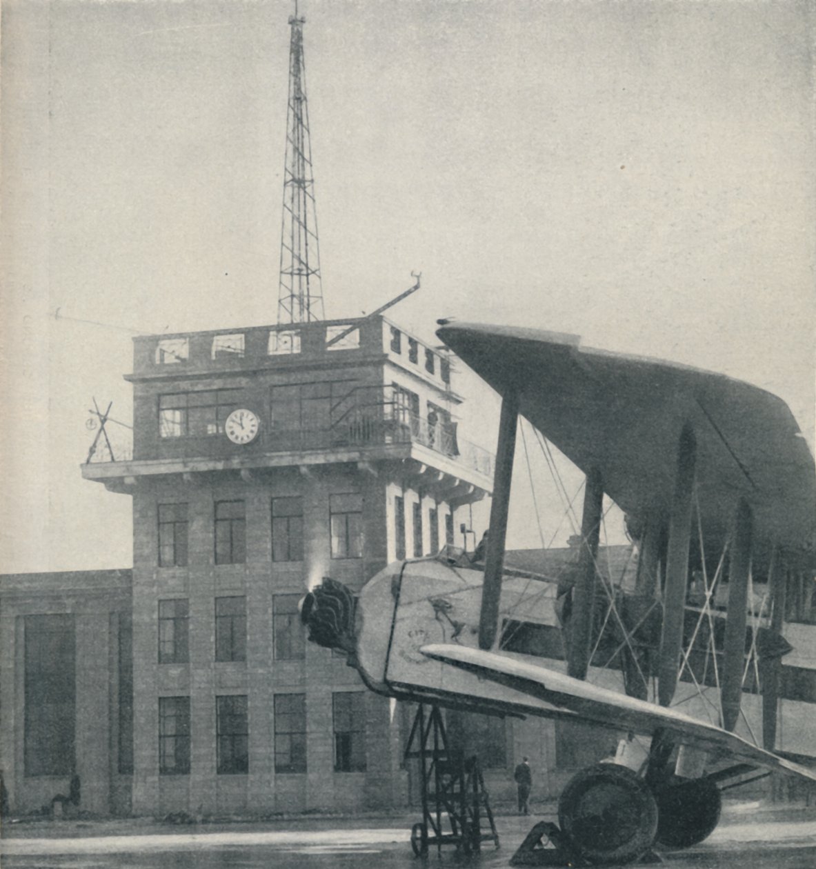 Dove gli ufficiali di un grande aerodromo mantengono il contatto con i piloti, c1935 da Unbekannt