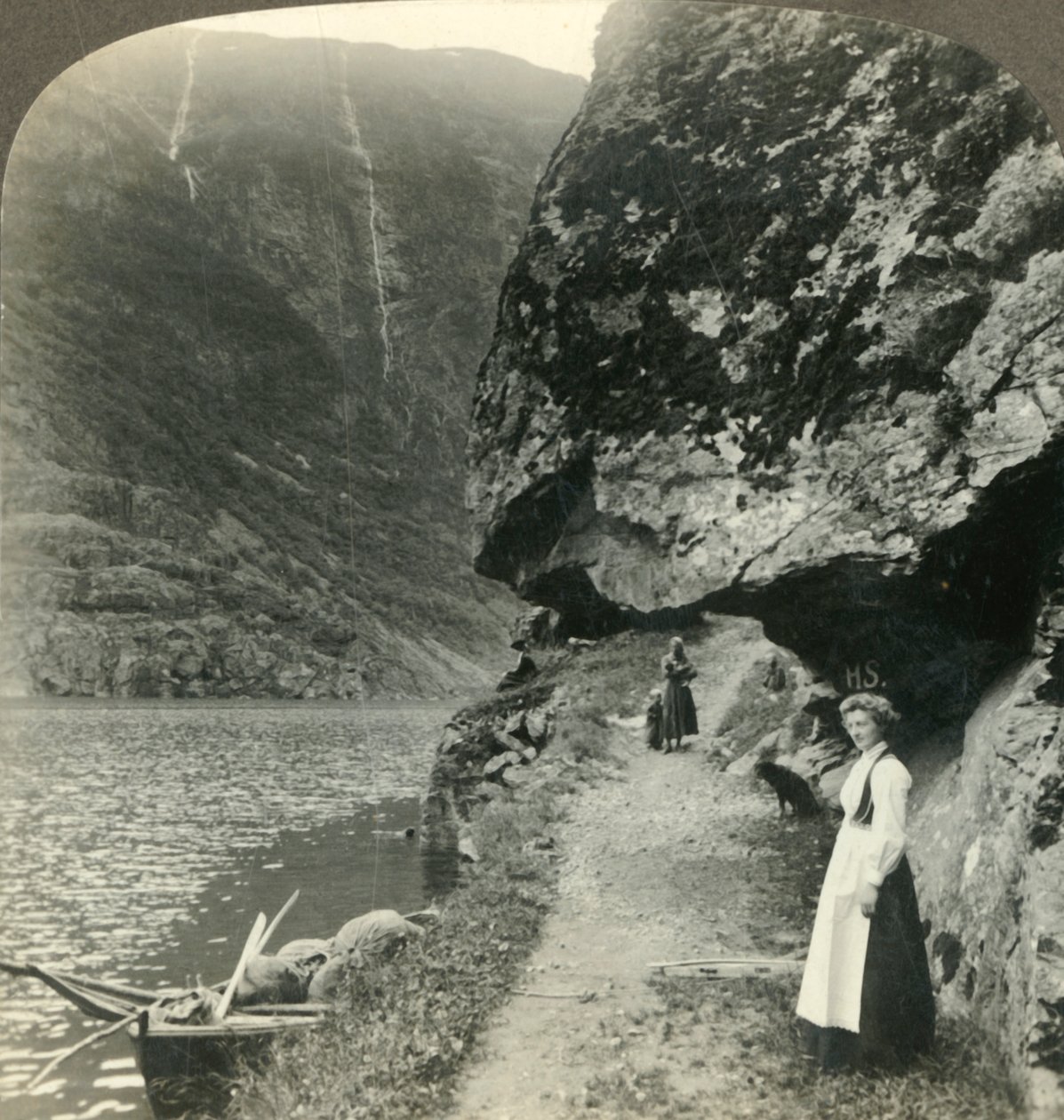 Dove la strada si insinua sotto le scogliere sporgenti vicino alle acque del Nerofjord, Norvegia, c1905 da Unbekannt