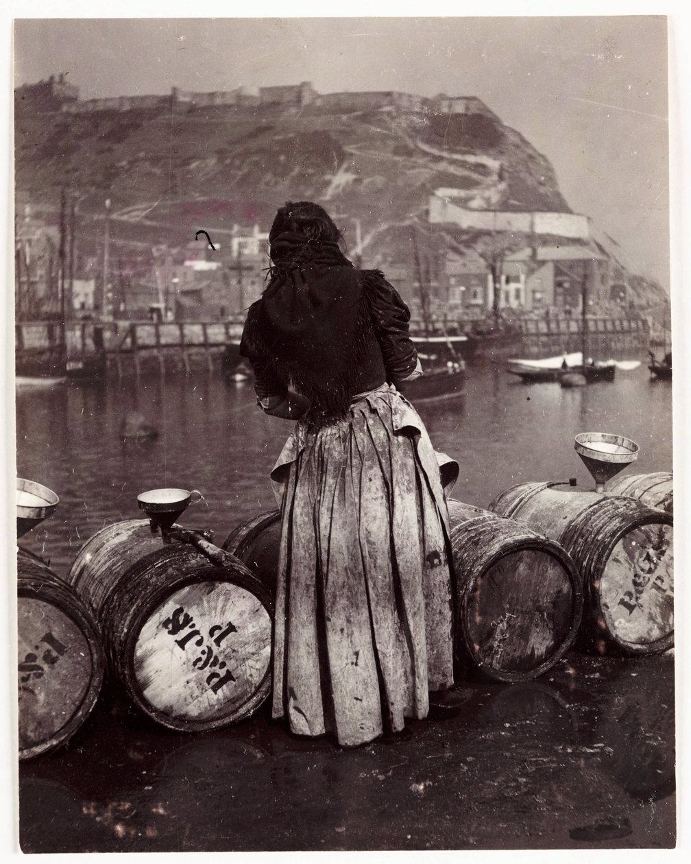 Donna e barili, porto di Whitby, circa 1905 da Unbekannt