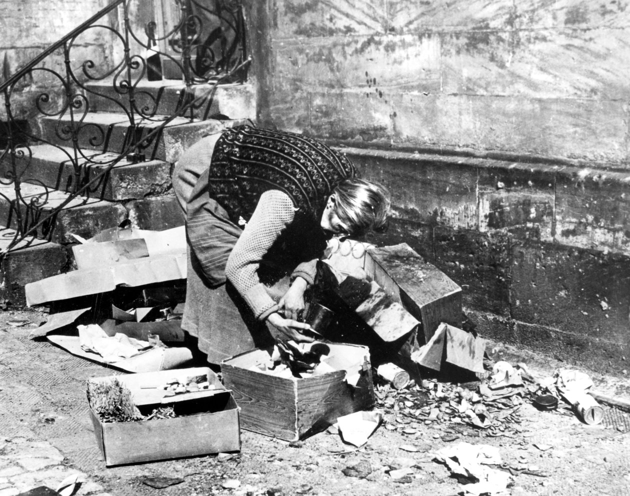 Donna che cerca cibo, Bayreuth, Germania, aprile 1945 da Unbekannt