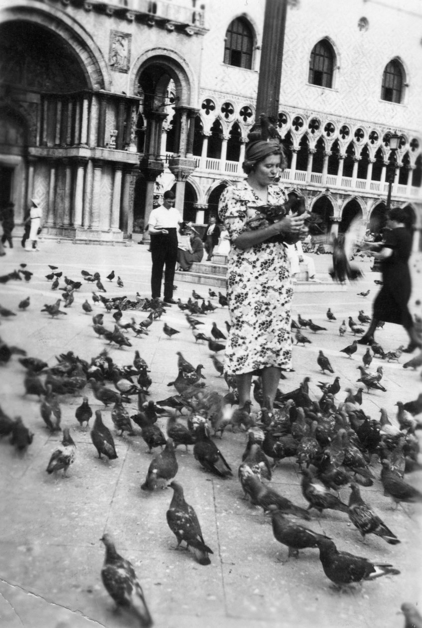Donna circondata da piccioni, Piazza San Marco, Venezia, Italia, 1938 da Unbekannt