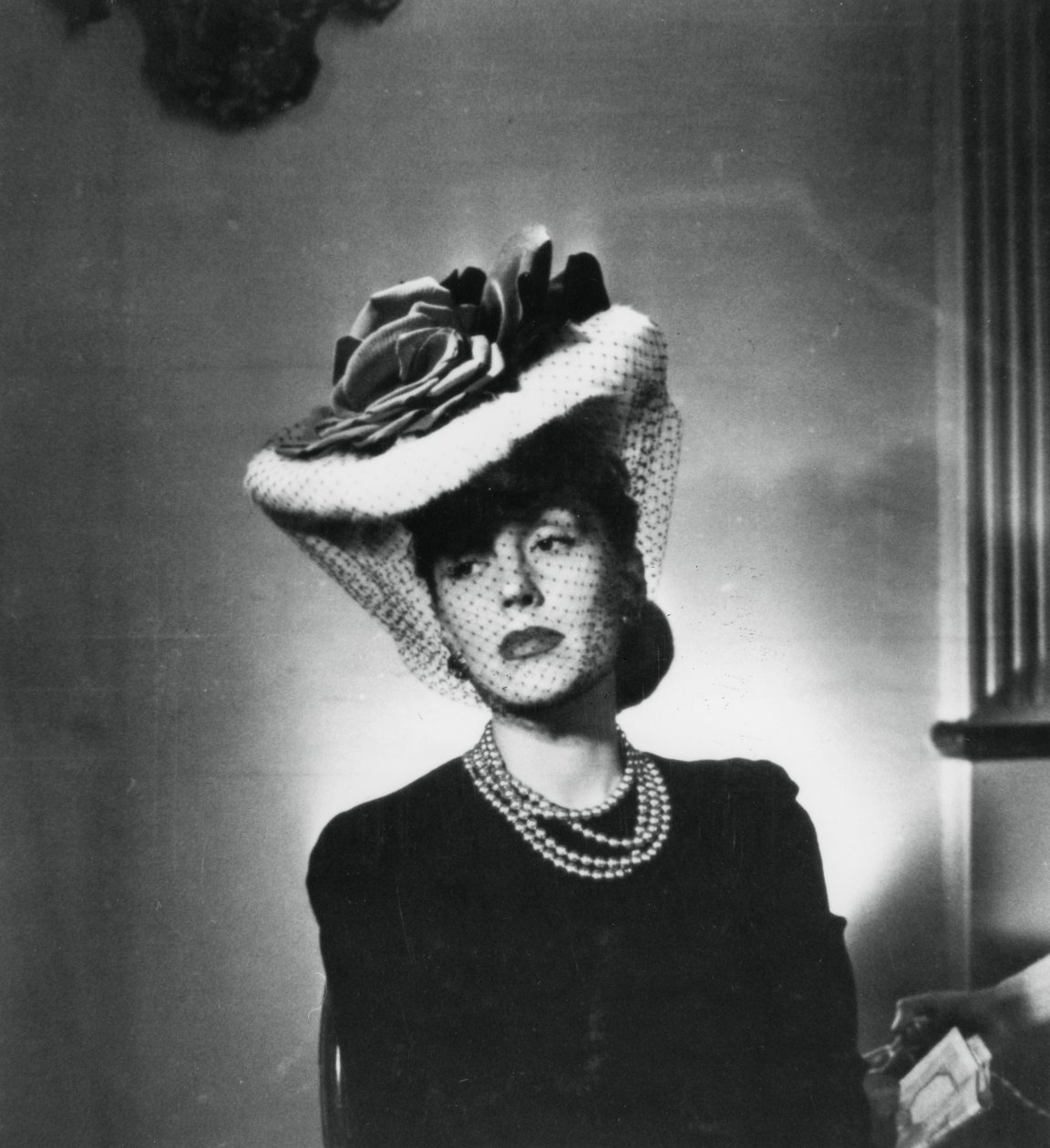 Donna con cappello e velo del designer di moda francese Jacques Fath, Francia, 1943 da Unbekannt