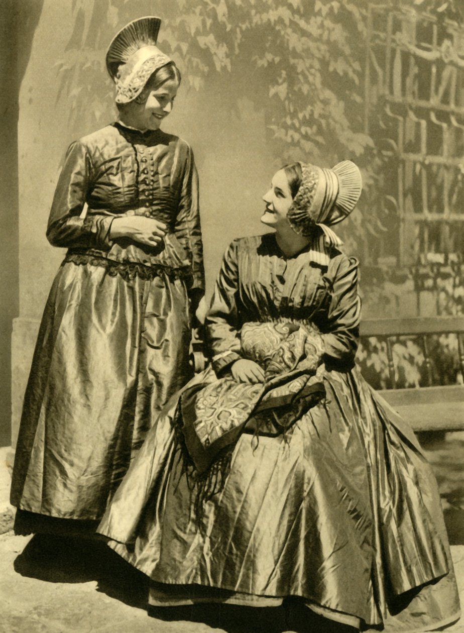Donne in costume tradizionale, Bassa Austria, c1935 da Unbekannt
