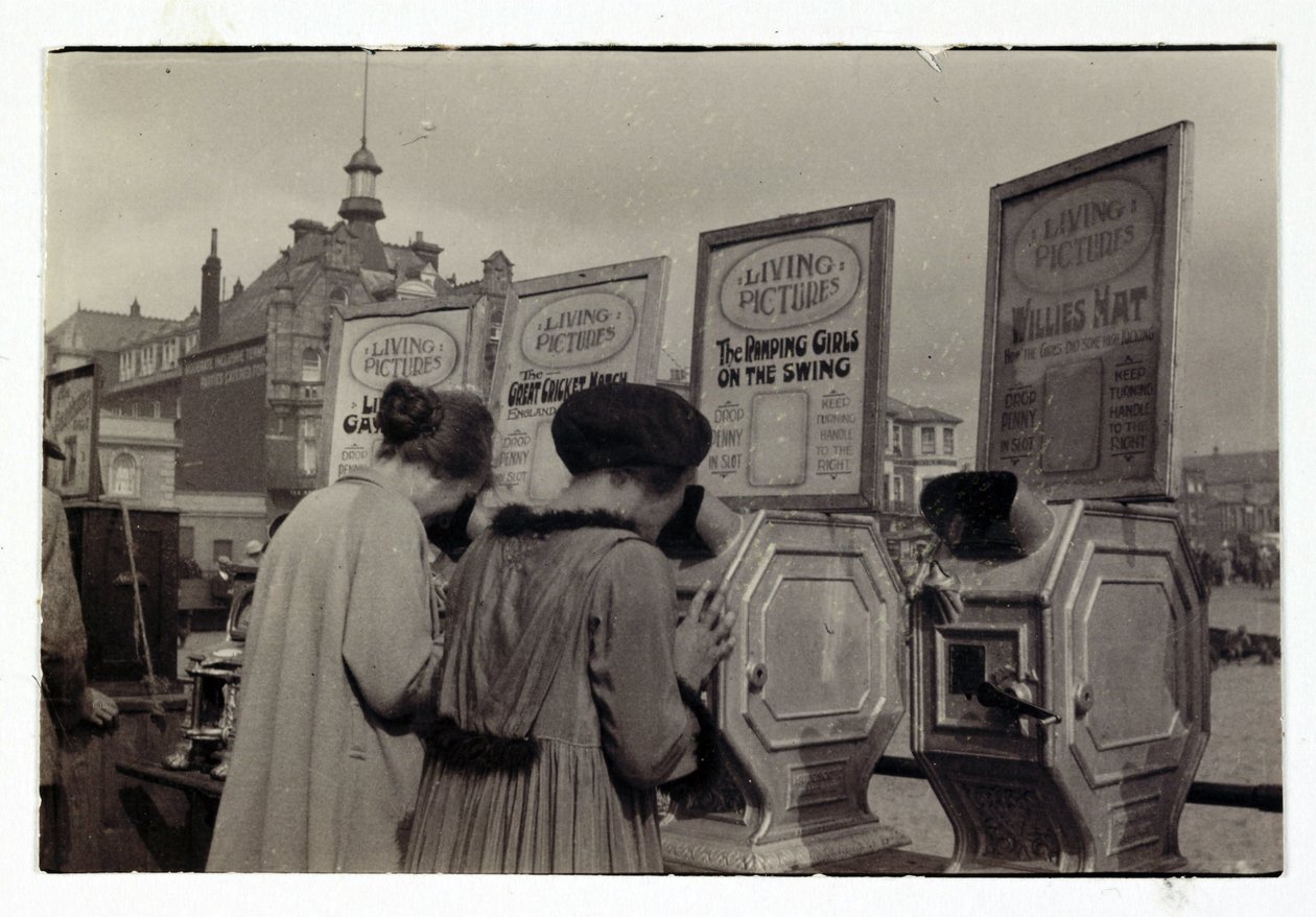 Donne che guardano le macchine 