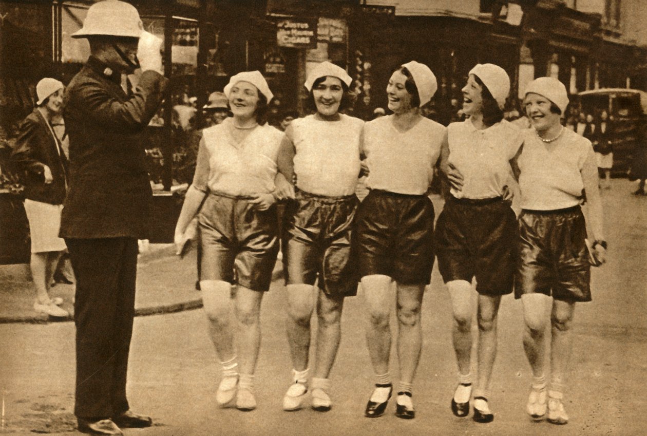 Donne che indossano pantaloncini da Unbekannt