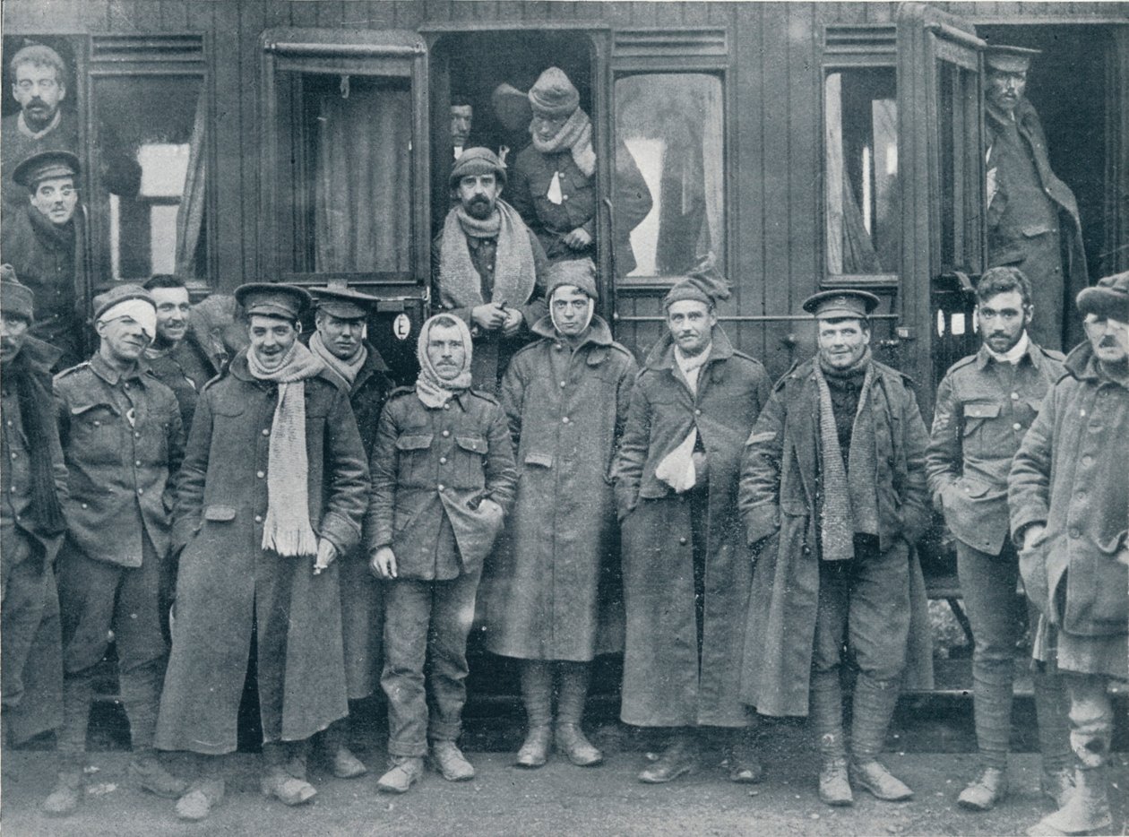 Truppe Inglesi Ferite in Viaggio verso un Ospedale di Base, c1914 da Unbekannt