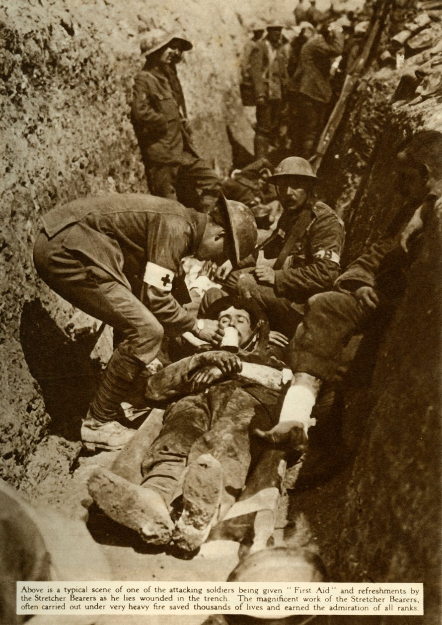 Soldato ferito curato nelle trincee, Battaglia della Somme, Prima Guerra Mondiale, 1916 da Unbekannt