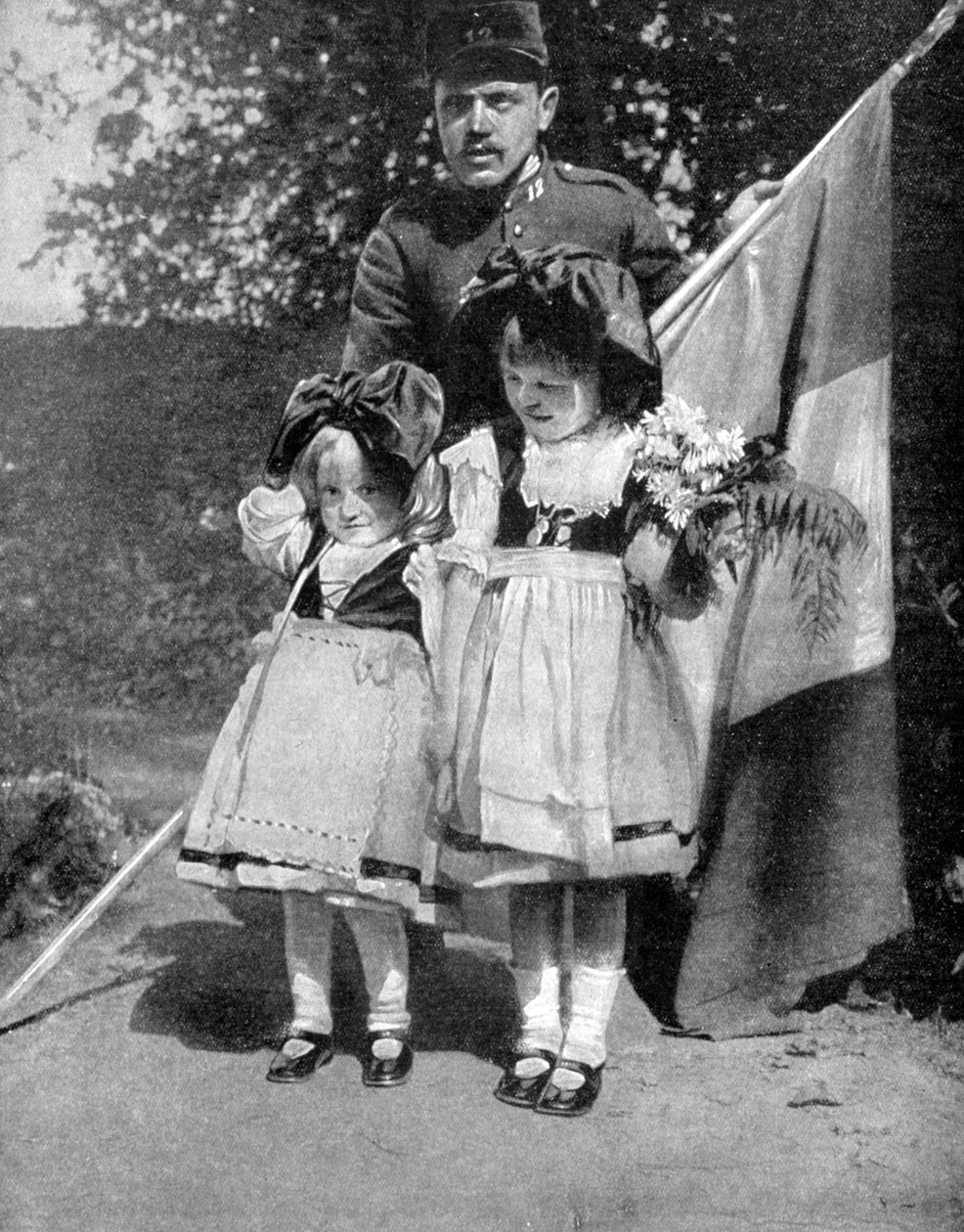 Giovani alsaziani in abiti tradizionali con un soldato francese, Prima Guerra Mondiale, 1915 da Unbekannt