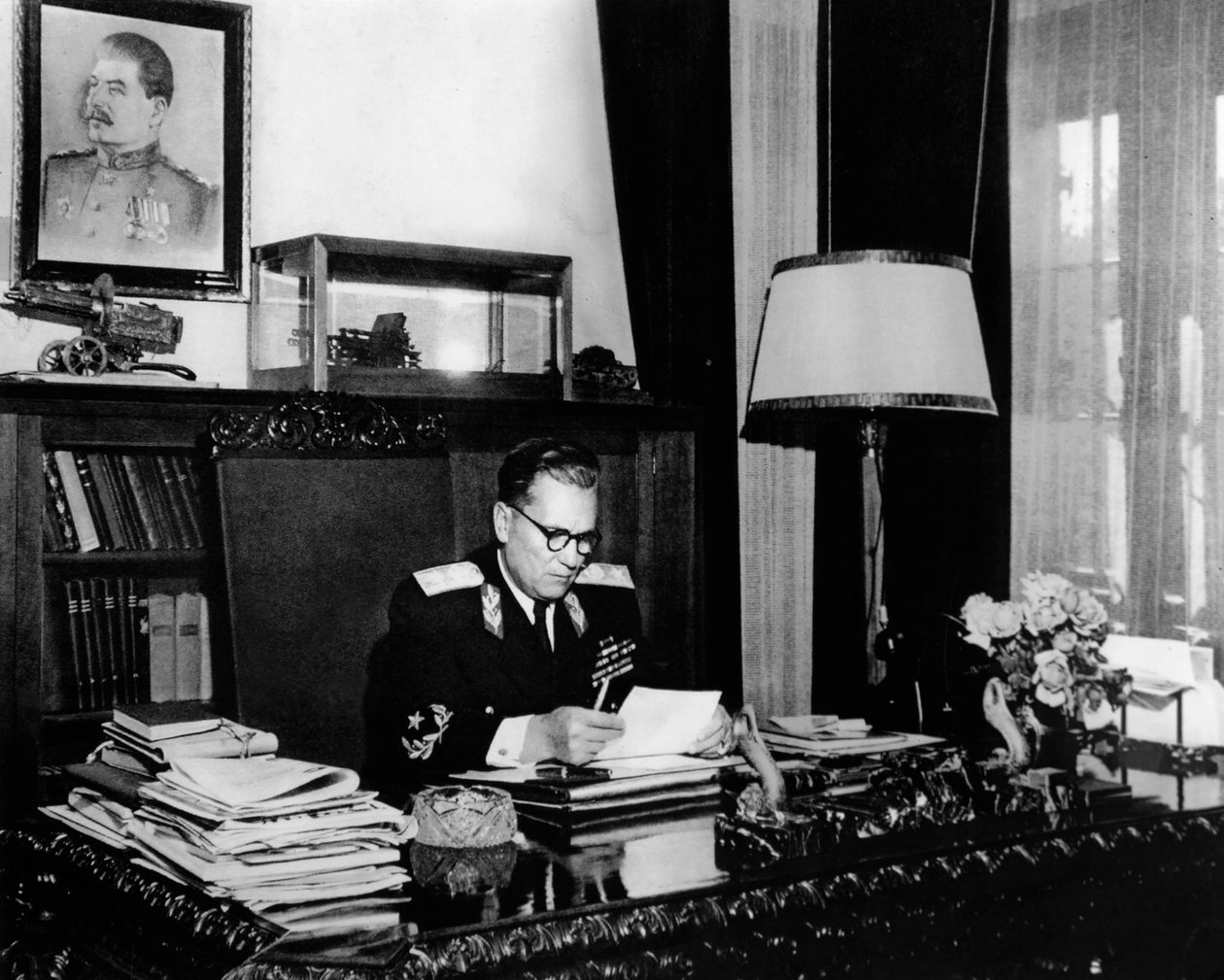 Il leader jugoslavo Maresciallo Josip Broz Tito nel suo ufficio, Belgrado, Jugoslavia da Unbekannt