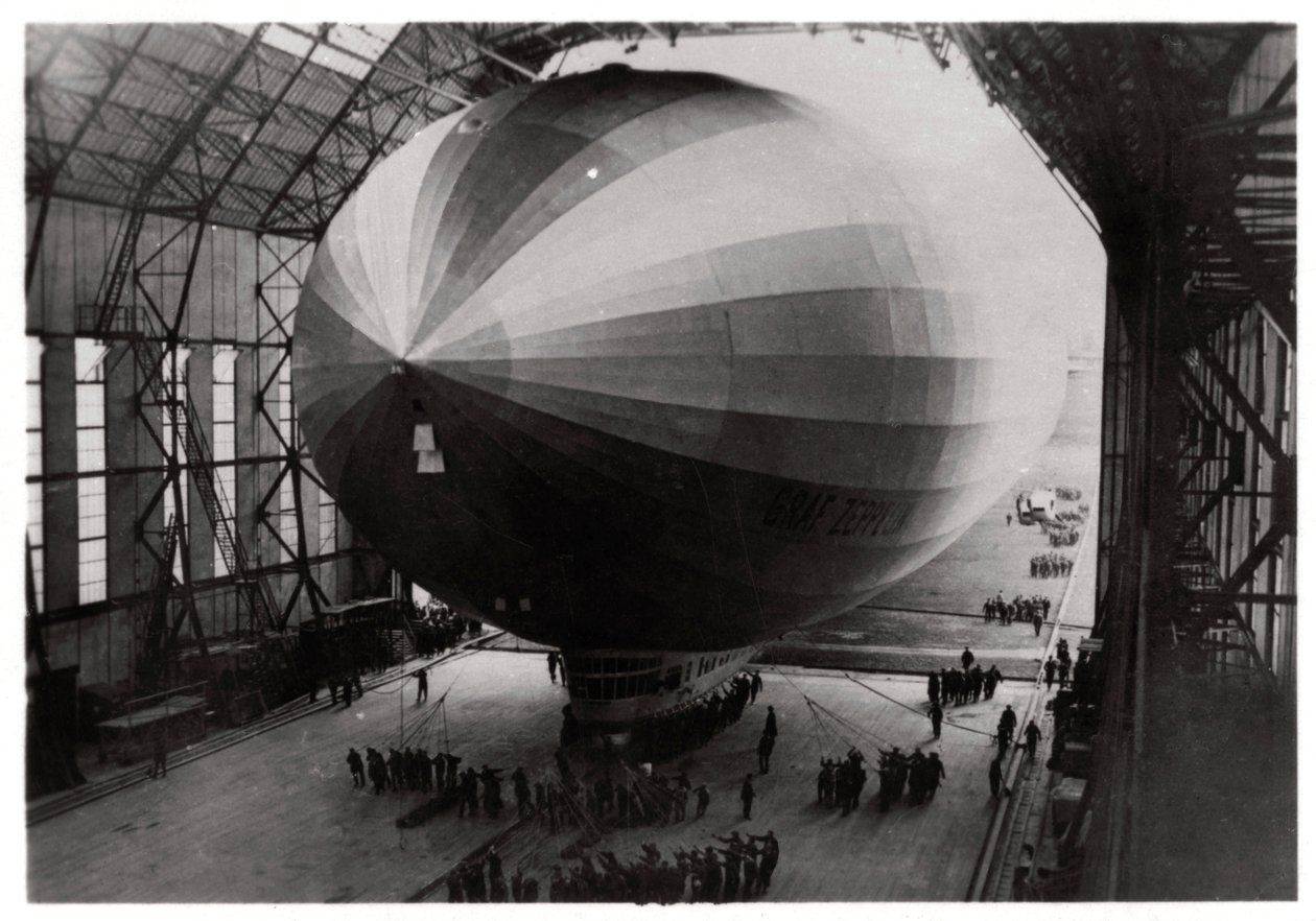 Zeppelin LZ 127 Graf Zeppelin che entra nel suo hangar da Unbekannt