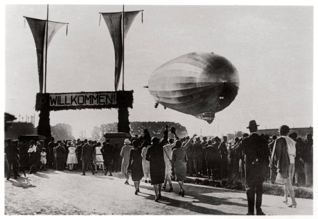 Zeppelin LZ 127 Graf Zeppelin in atterraggio a Friedrichshafen, Germania, 1933 da Unbekannt