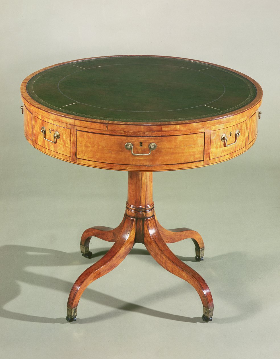 Un piccolo tavolo a tamburo in legno di Sheraton. Inglese, c.1790 da Unbekannt Unbekannt