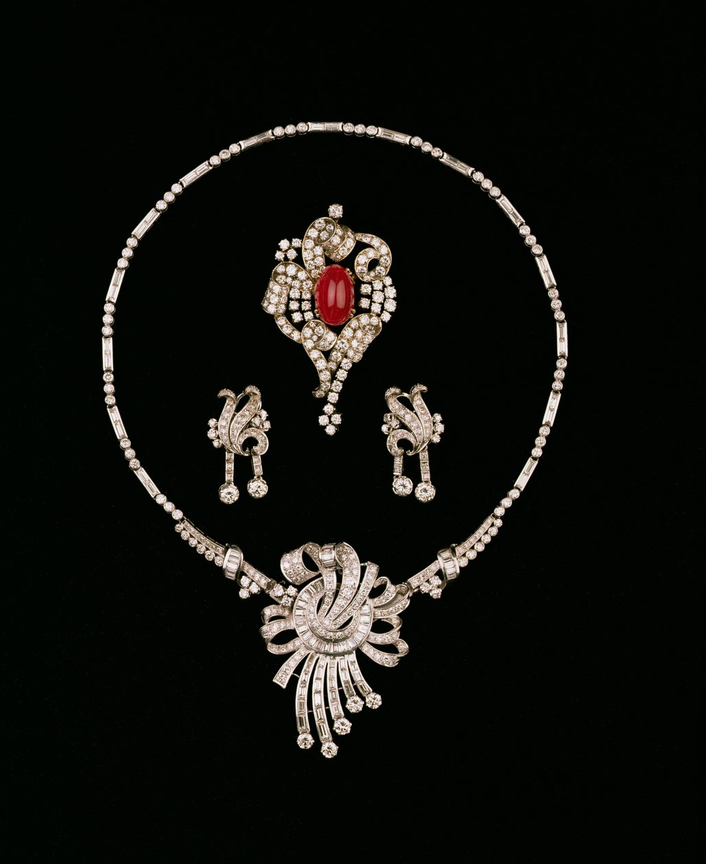 Gioielli Art Deco: spilla pendente in diamanti baguette, spilla a rotolo in rubino cabochon e diamanti, orecchini pendenti in diamanti da Unbekannt Unbekannt