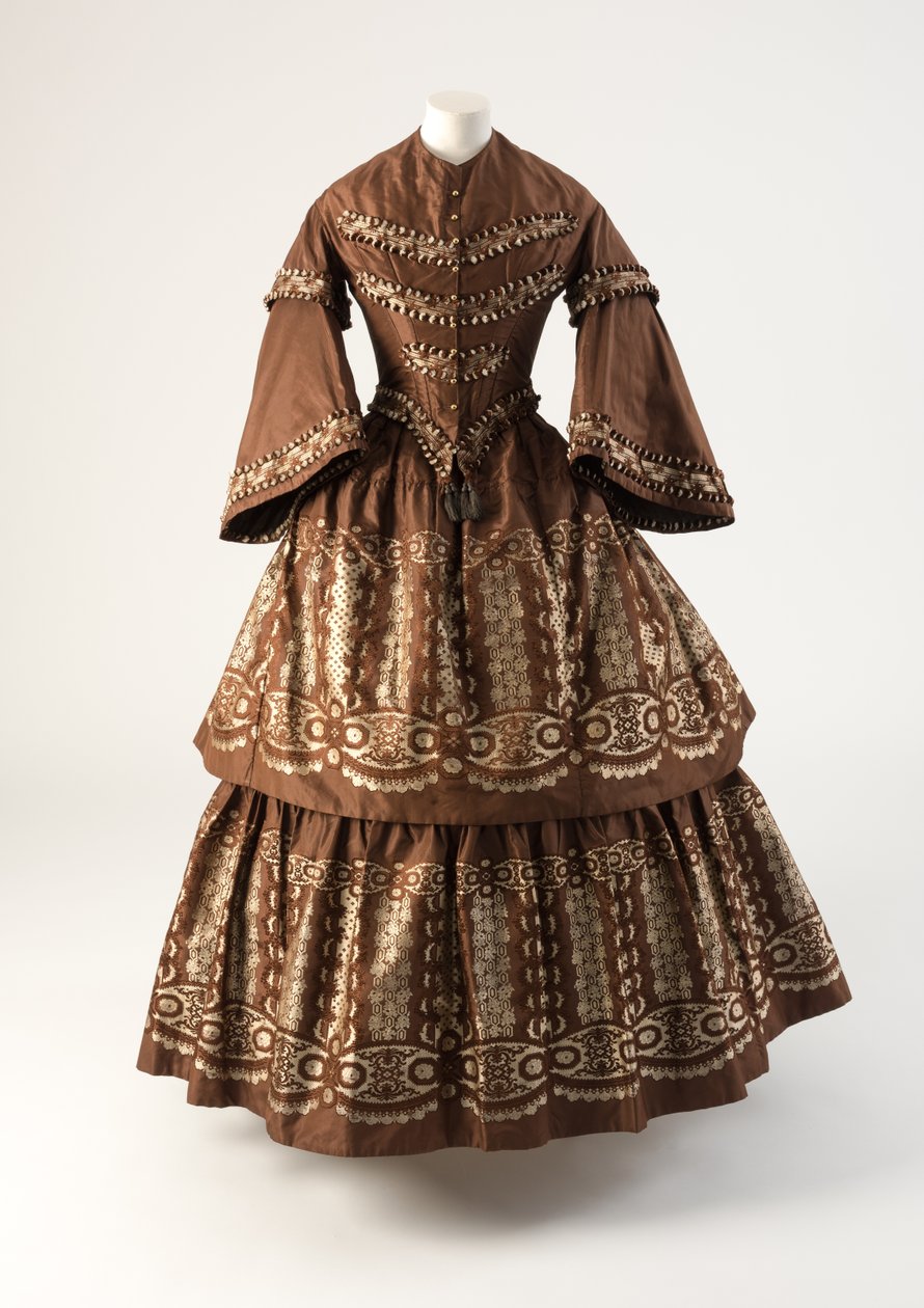 Abito in seta marrone e crema con volant tessuti à disposition, anni 1850 da Unbekannt Unbekannt