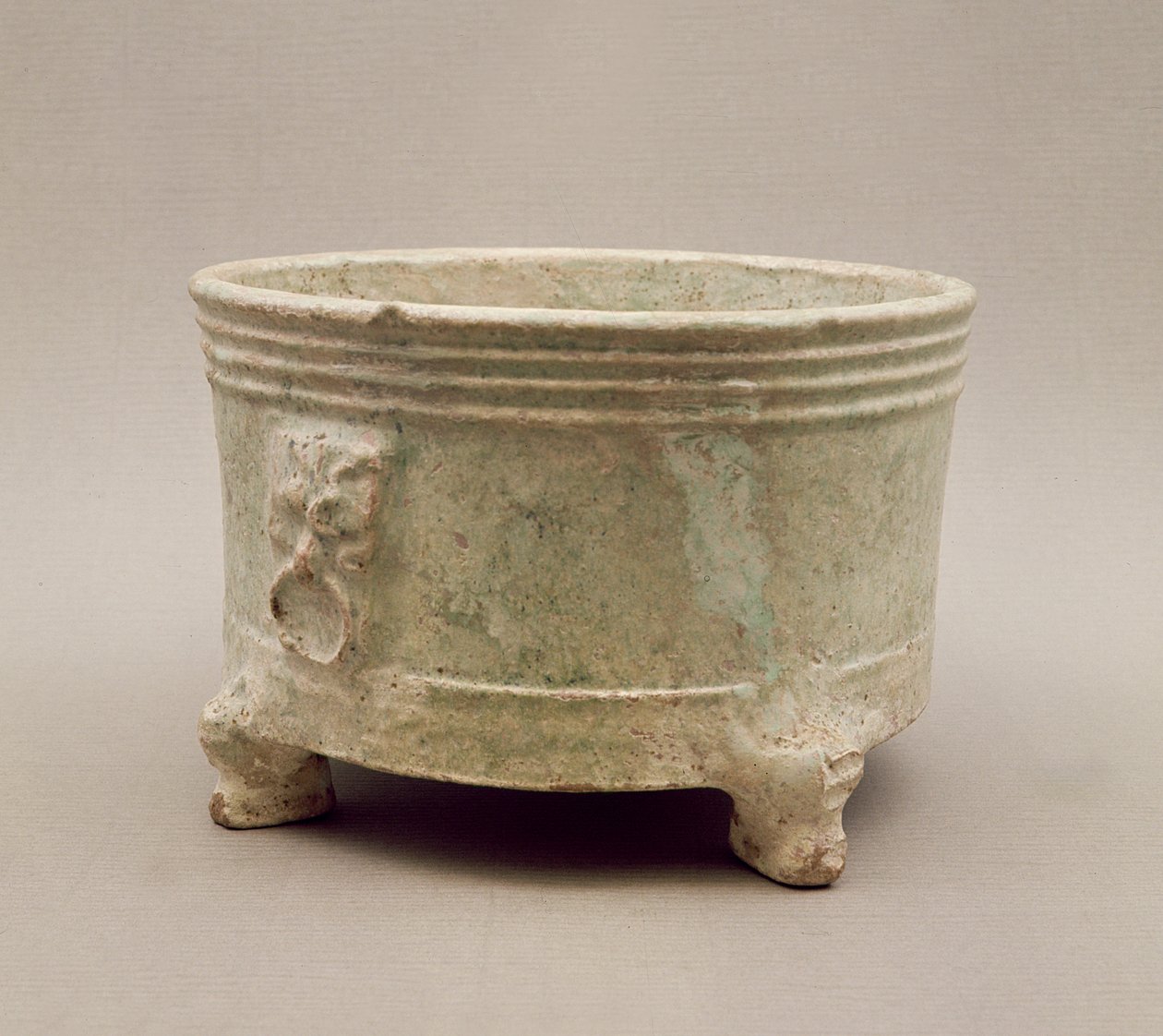 Vaso tripode di terracotta, dinastia Han, 25-220 d.C. da Unbekannt Unbekannt