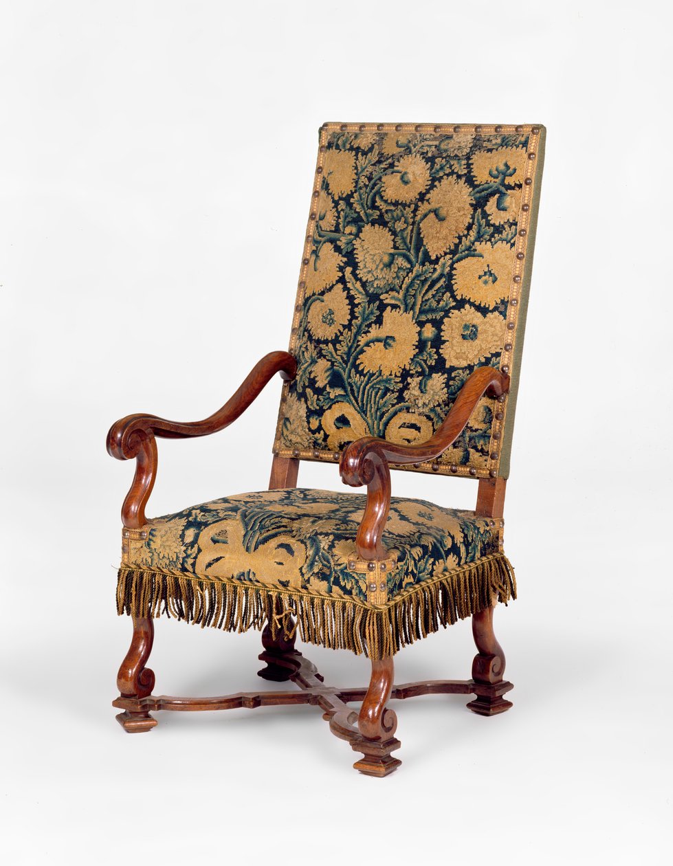 Divano coperto di ricamo di George II, c.1745. Schienale serpentino, braccioli curvi coperti di ricamo con gambe a cabriole intagliate. da Unbekannt Unbekannt