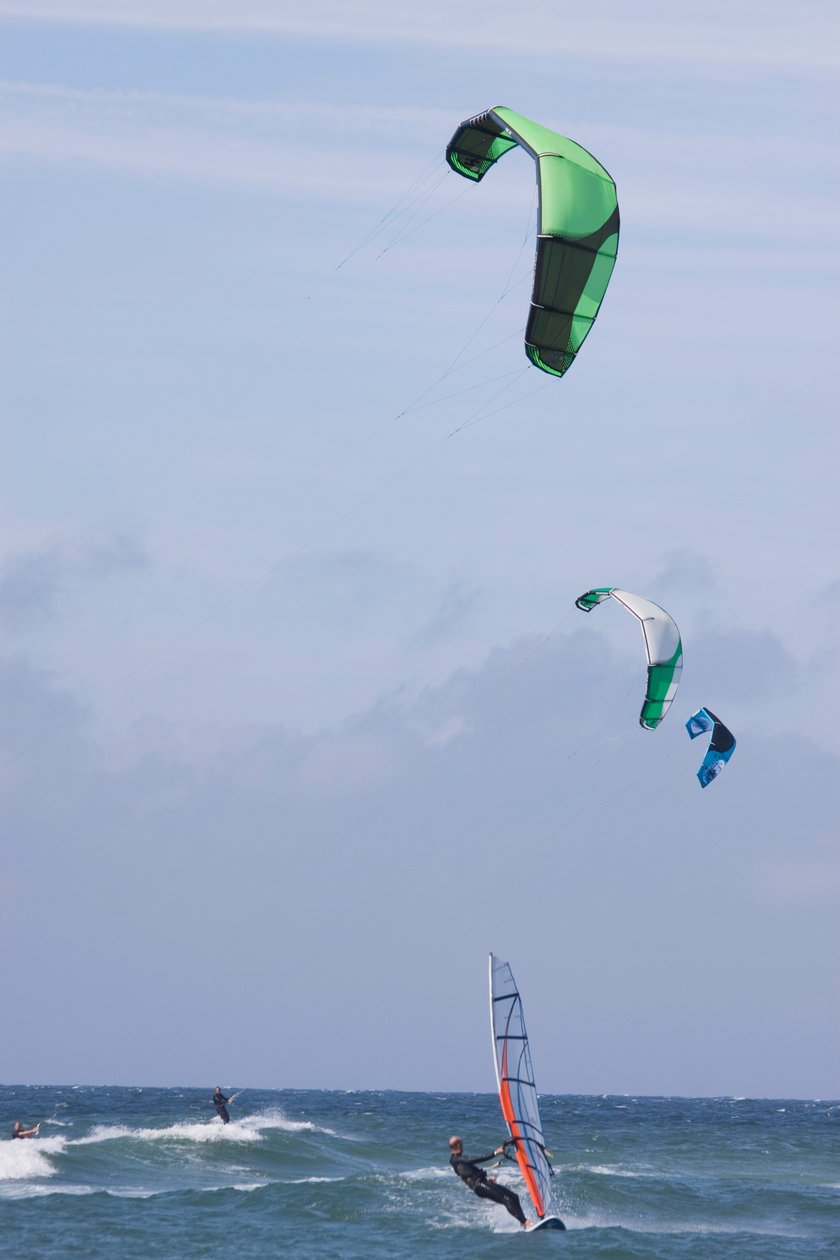 Germania, stato dello Schleswig-Holstein, isola di Sylt, surf con paracadute e windsurf sulle onde del mare da Unbekannt Unbekannt