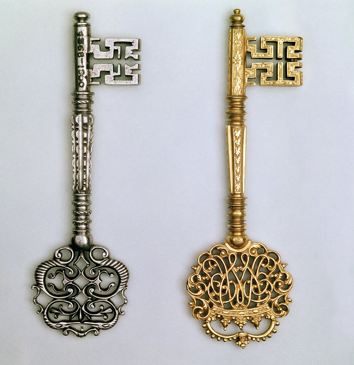 Chiavi da sinistra a destra: design cerimoniale del ciambellano incorporante il cifrario reale, inizio XVIII secolo dorato. Acciaio XVIII secolo da Unbekannt Unbekannt