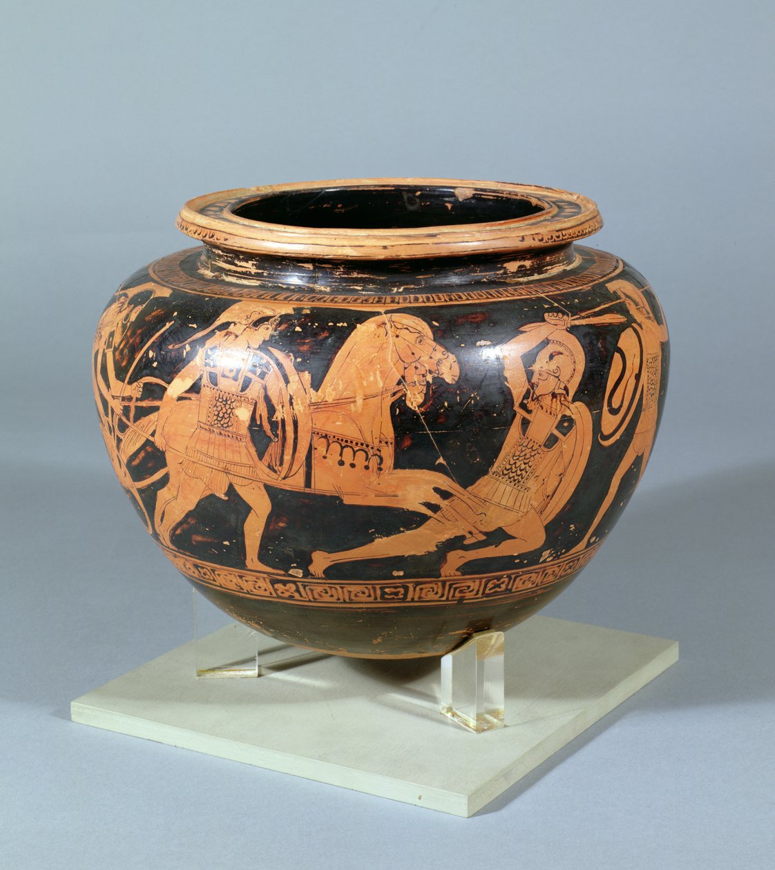 Ciotola da miscelazione (Dinos) decorata in rilievo bianco e nero che mostra una scena di battaglia eroica, opera del pittore di Altamura, 450 a.C. da Unbekannt Unbekannt