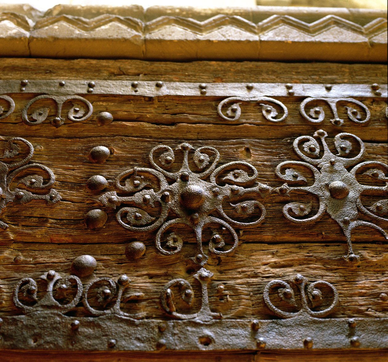 Lavoro in ferro normanno su porta di legno dai resti del monastero gilbertino a Sempringham da Unbekannt Unbekannt