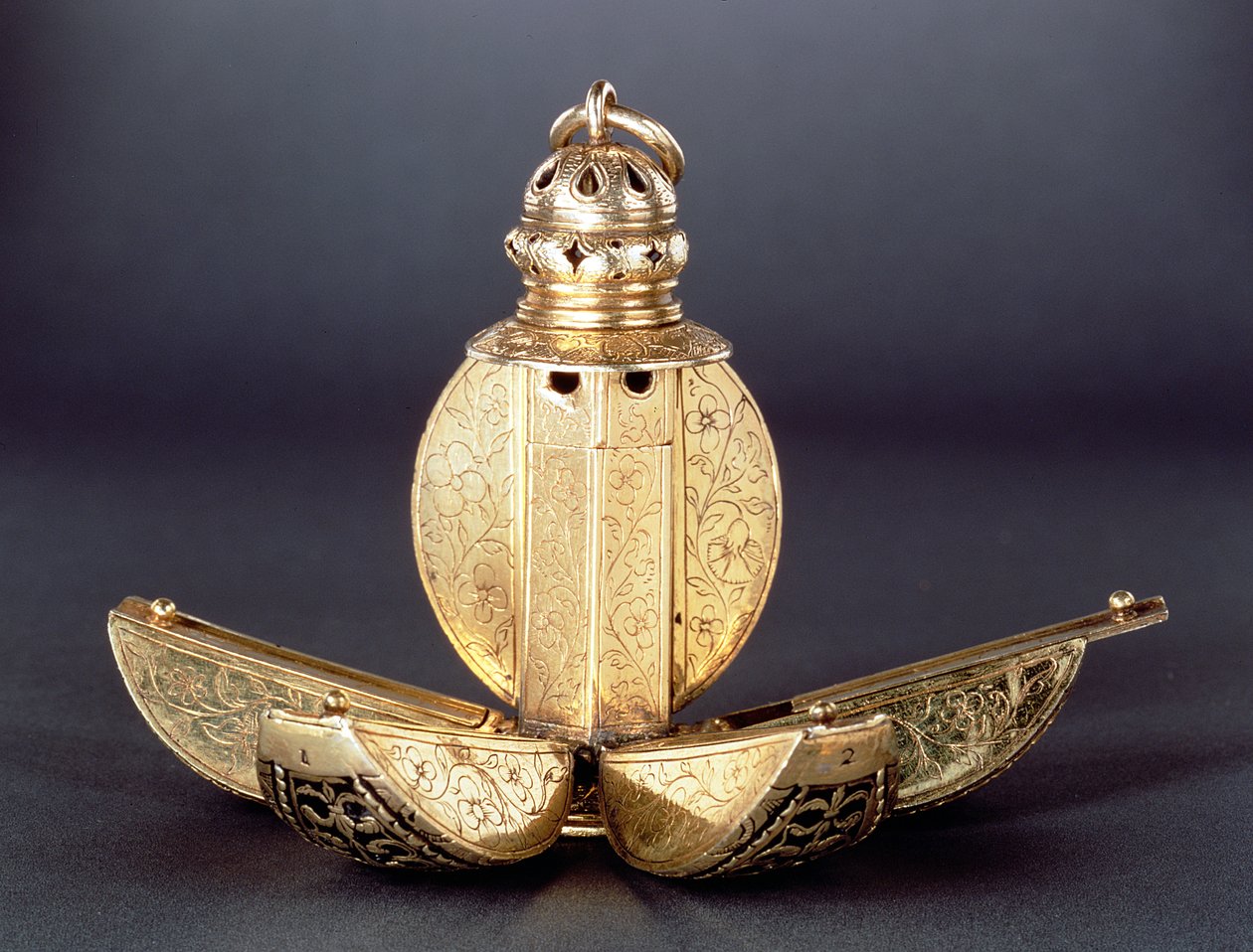 Pomander con quattro scomparti aperti usati per contenere profumi o altre sostanze aromatiche, argento dorato, probabilmente inglese c.1580 da Unbekannt Unbekannt