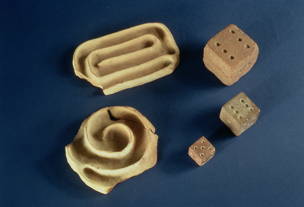 Dadi in arenaria e gioco del labirinto in terracotta, Harappa, 2300-1750 a.C. da Unbekannt Unbekannt