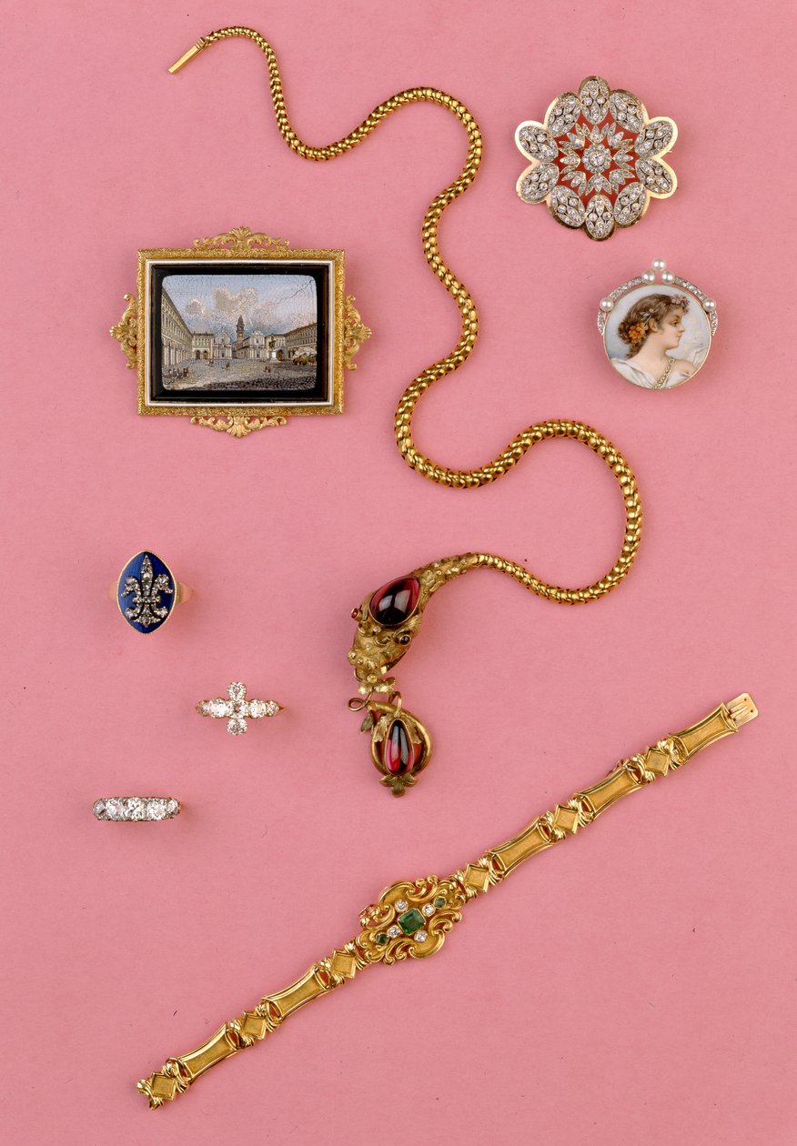 Selezione di gioielli del XX secolo: collana serpente in granato cabochon; spilla a mosaico miniatura; bracciale a grappolo di smeraldi e diamanti da Unbekannt Unbekannt