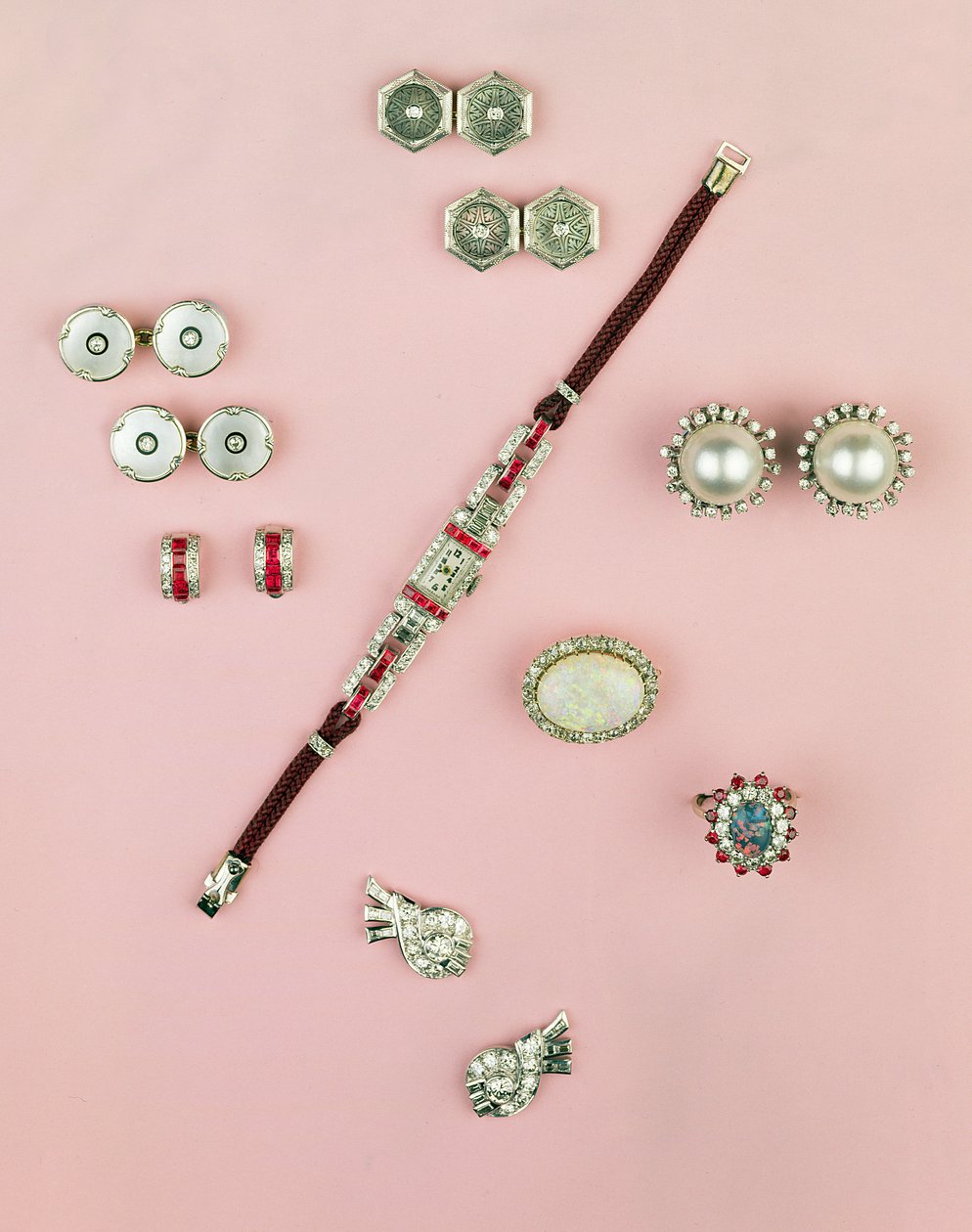 Selezione di gioielli Art Deco; orologio in rubini taglio calibro; bottoni, gemelli e bottoni; orecchini; orecchini in perla Mabe e diamanti da Unbekannt Unbekannt