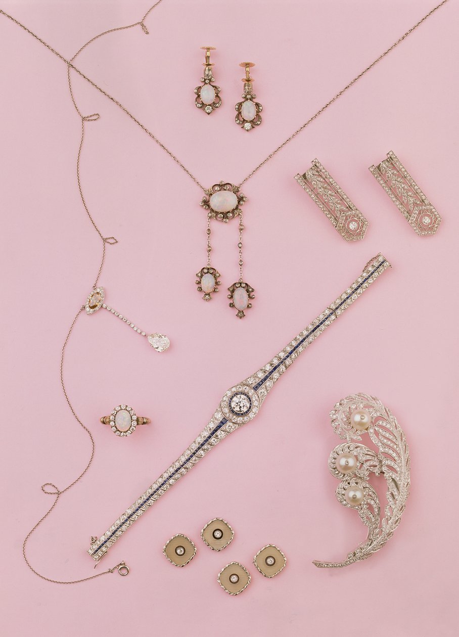 Selezione di gioielli edoardiani e Art Deco: orecchini e pendente in opale; pendente negligee in diamanti; spilla a piuma di struzzo; gemelli e bottoni in diamanti e onice da Unbekannt Unbekannt