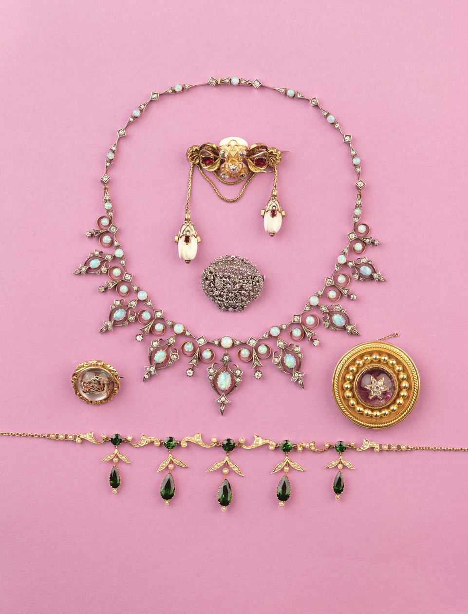 Selezione di gioielli vittoriani: collana a frangia in tormalina e perle divise; spilla ovale in diamanti taglio rosa; collana in opale e diamanti; spilla a stella in ametista cabochon; cristallo di Essex di una tigre ringhiante da Unbekannt Unbekannt