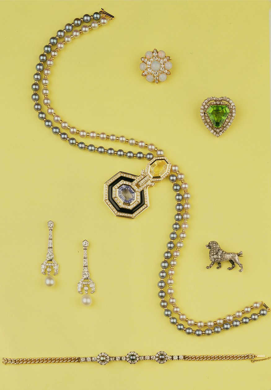 Selezione di gioielli: collana di perle coltivate in stile Art Deco con zaffiri gialli e blu; orecchini pendenti in diamanti e perle; spilla a stella in opale e diamanti; spilla a barboncino in diamanti rosa da Unbekannt Unbekannt