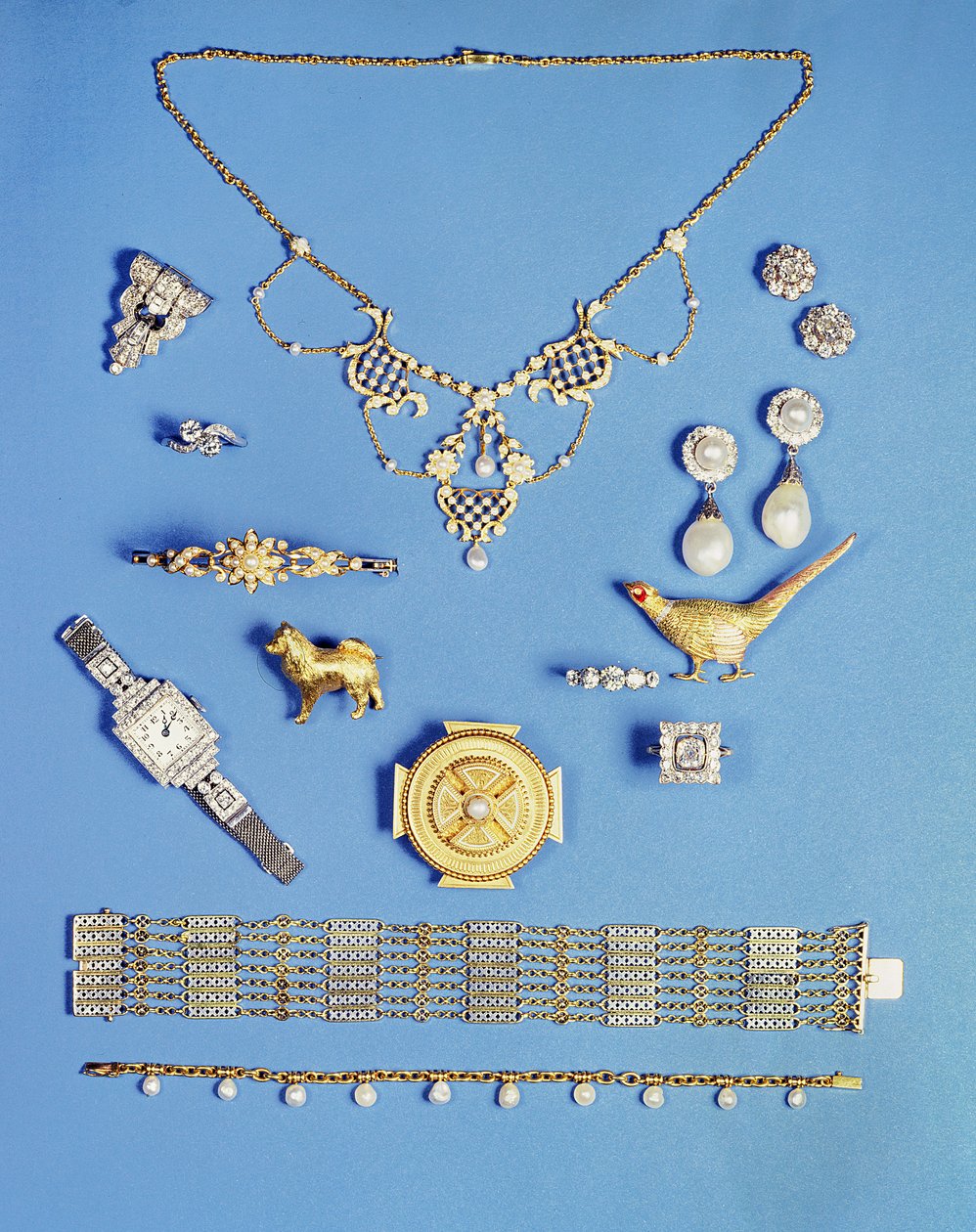 Selezione di gioielli: pendente in perla e oro; spilla Art Deco con diamanti; orecchini a goccia con perle; spilla in stile celtico in oro; braccialetto a catena edoardiano; spilla con fagiano; bracciale a cerniera in oro con mezze perle da Unbekannt Unbekannt