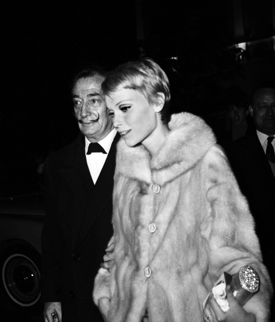 Salvador Dalí e Mia Farrow alla prima del film "La notte dei generali", Parigi, 19 aprile 1967 da Unbekannt Unbekannt