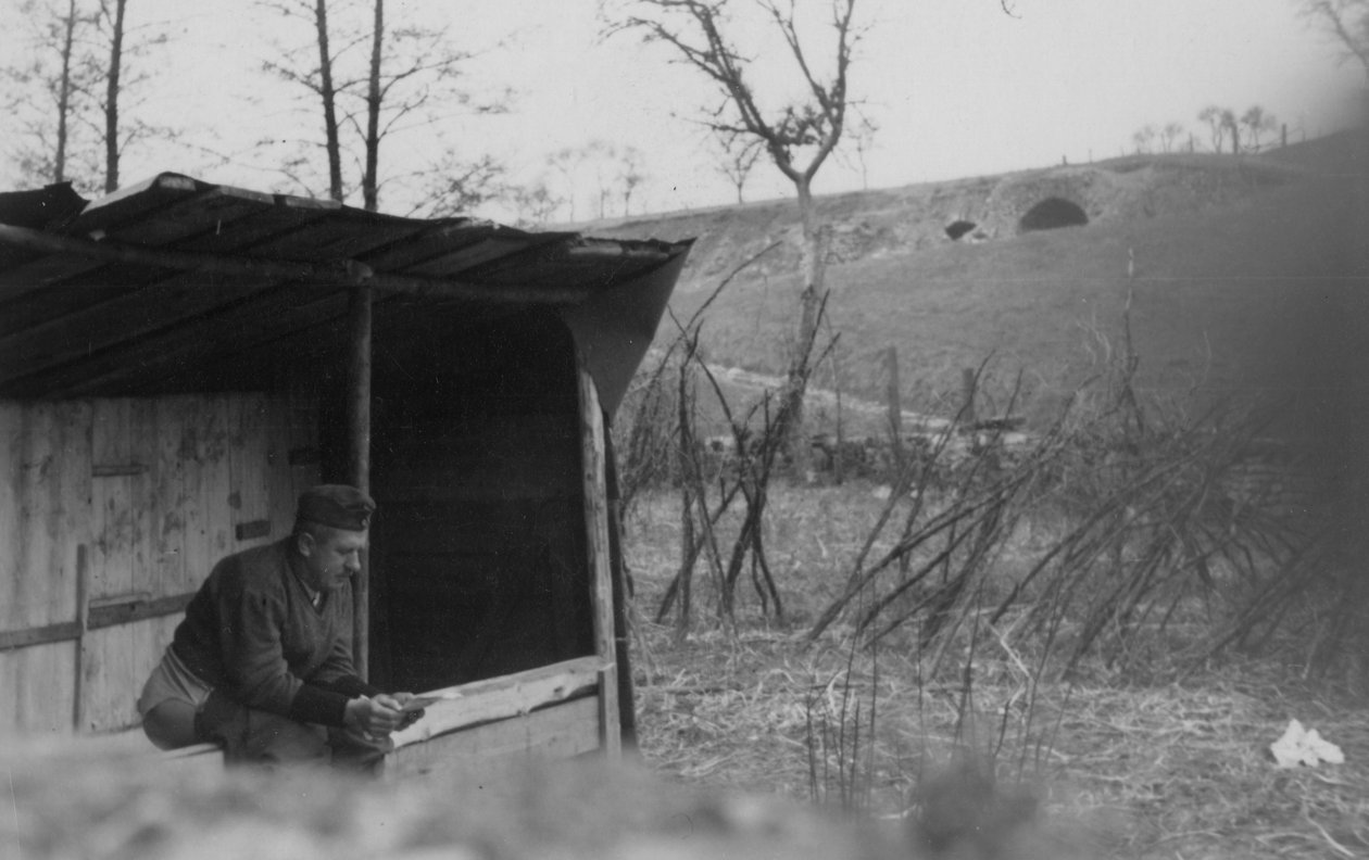 Un soldato che usa il bagno, 1942 da Unbekannt Unbekannt