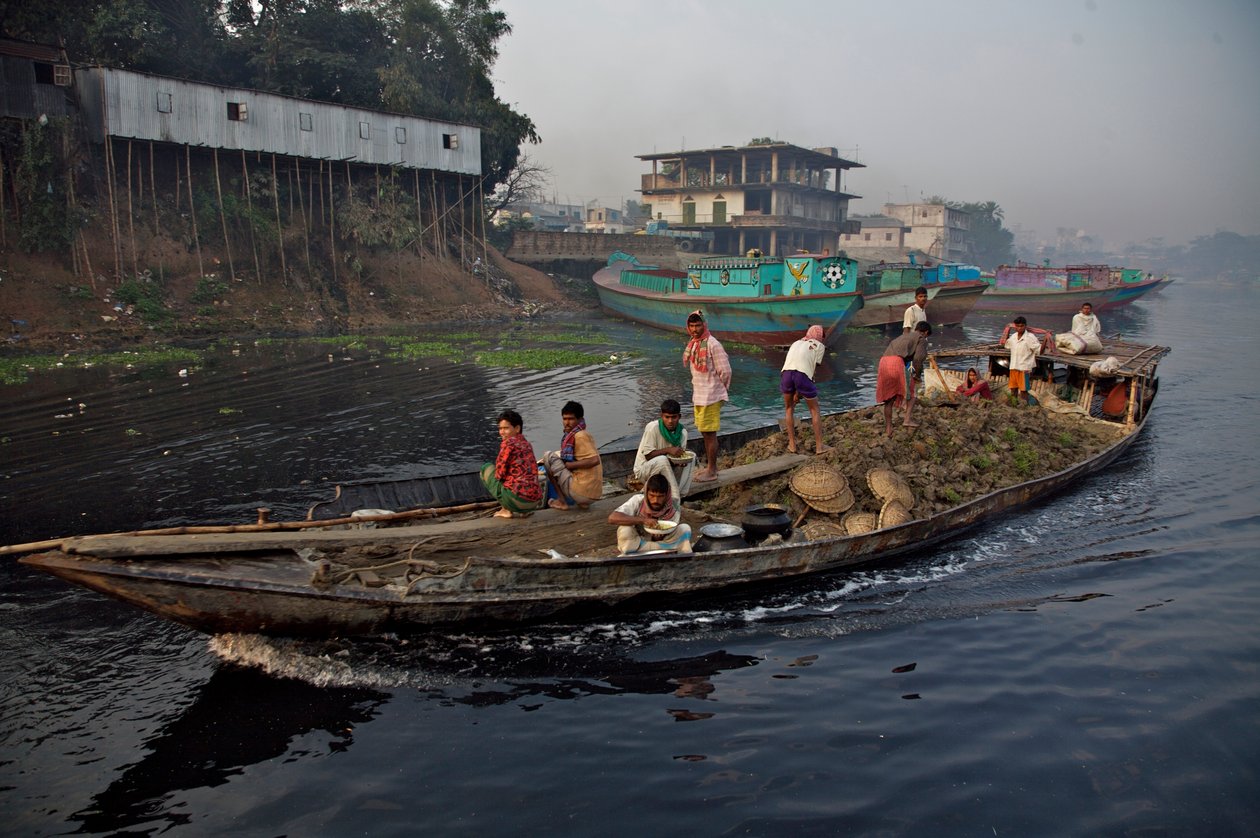 Una barca che trasporta terra, usata per riempire terreni bassi, attraverso il fiume Shitalakhya, vicino al ponte Tongi, alla periferia della città di Dhaka. Bangladesh. 19 febbraio 2007. da Unbekannt Unbekannt