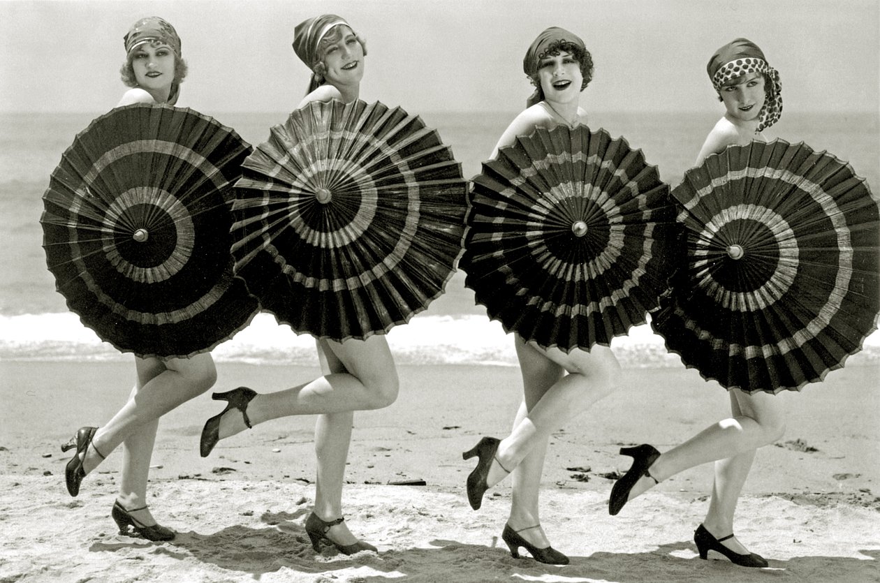 Bellezze al bagno con parasoli, c.1928 da Unbekannt Unbekannt